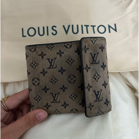 Gray Louis Vuitton Wallet - Picture 2 of 6